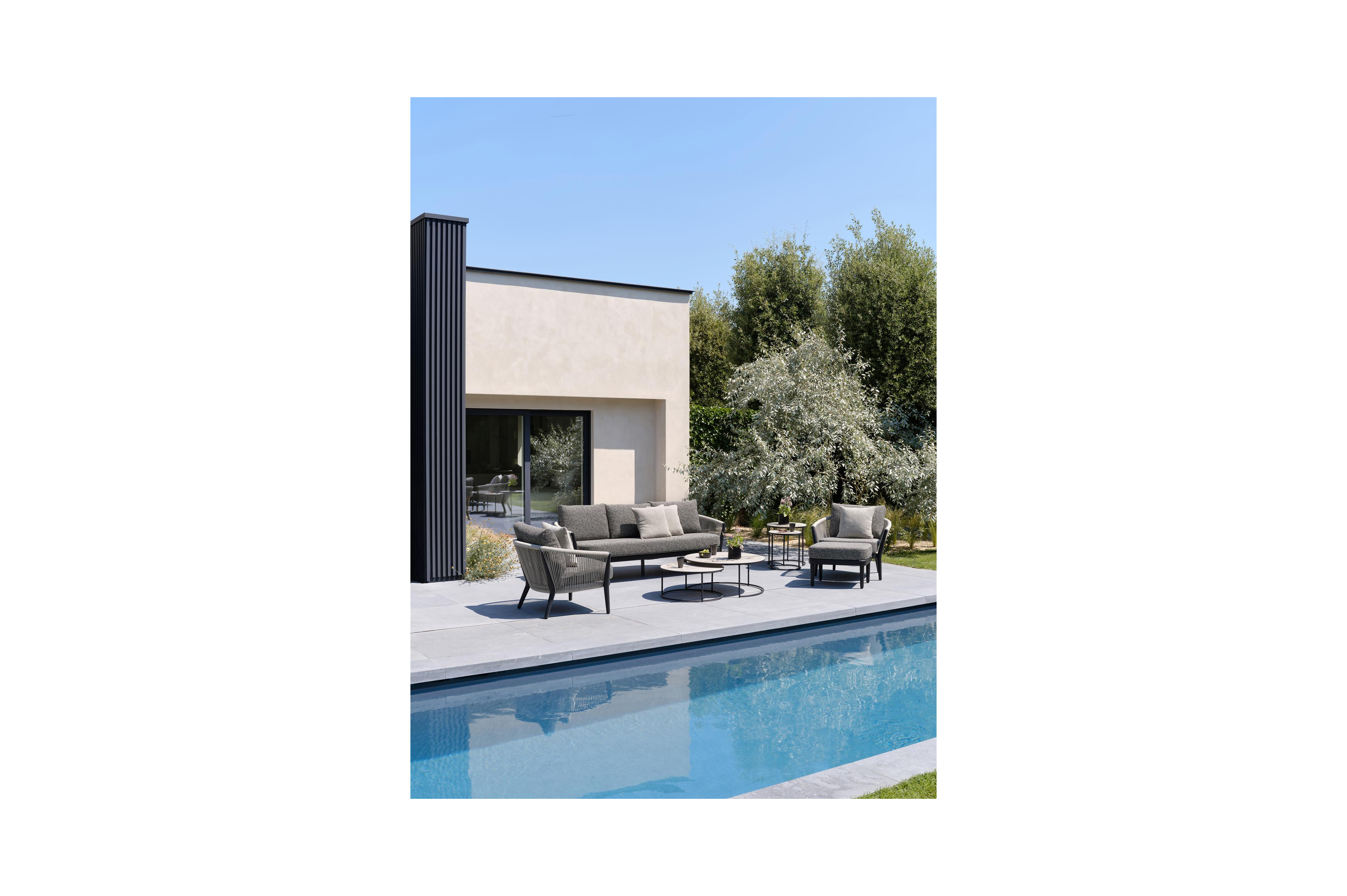 Orso loungeset in zwart aluminium en beige verticaal geweven ronde rope met Chartres Pewter all weather sunbrella® luxe kussen