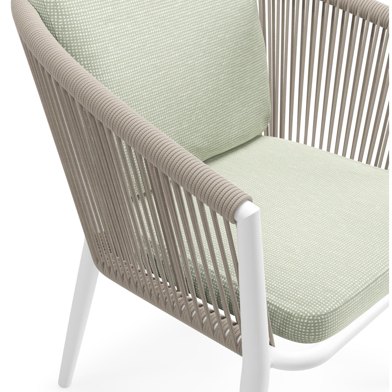 Orso tuinstoel in wit aluminium en beige verticaal geweven ronde rope met luxe zitkussen in All Weather Sunbrella® Luxe Slow Spirea