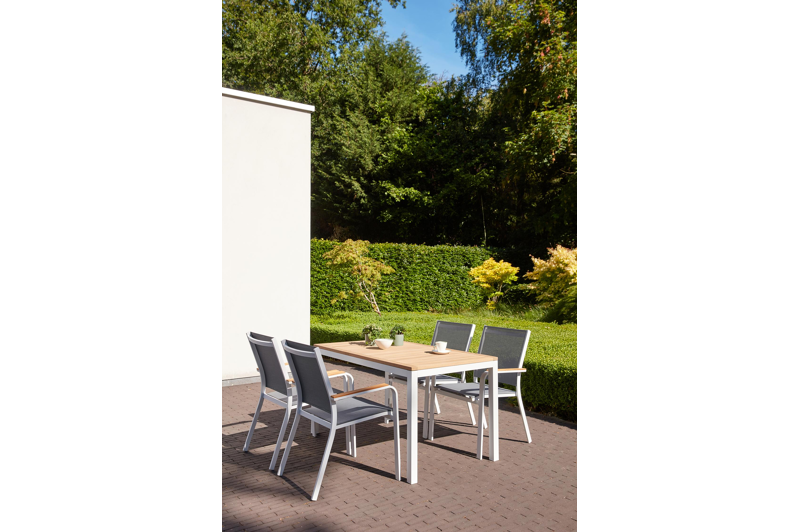 Amalfi stapelbare tuinstoel in wit aluminium en grijs textilene en teak armleuning