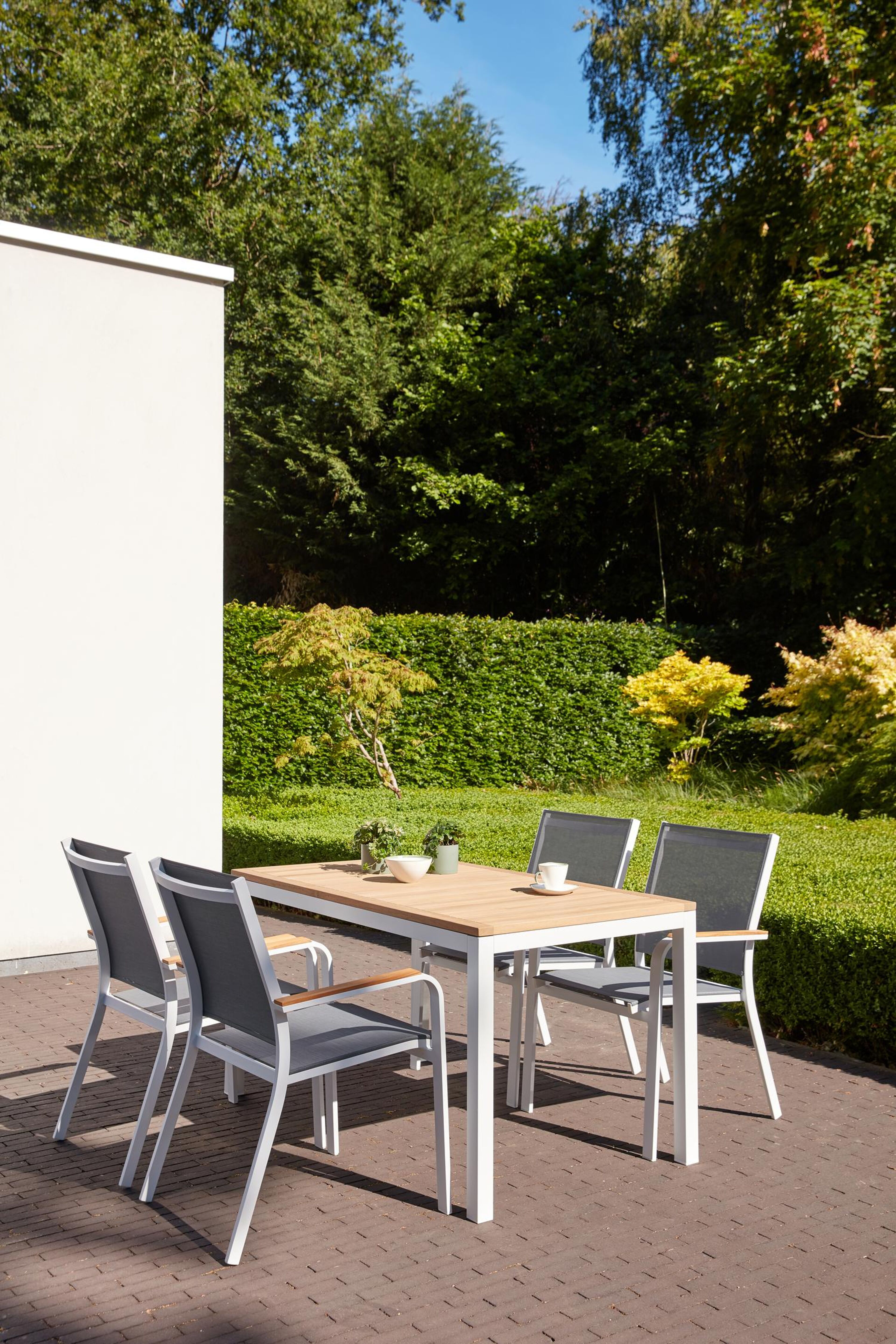 Pamplona ovale tuinset in wit aluminium en sintered stone topo minerale met 8 Amalfi tuinstoelen