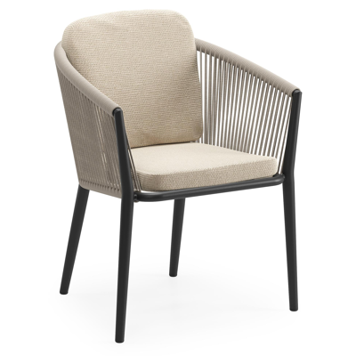 Orso tuinstoel in zwart aluminium en beige verticaal geweven ronde rope met luxe zitkussen in All Weather Cosytica Althea Chalk