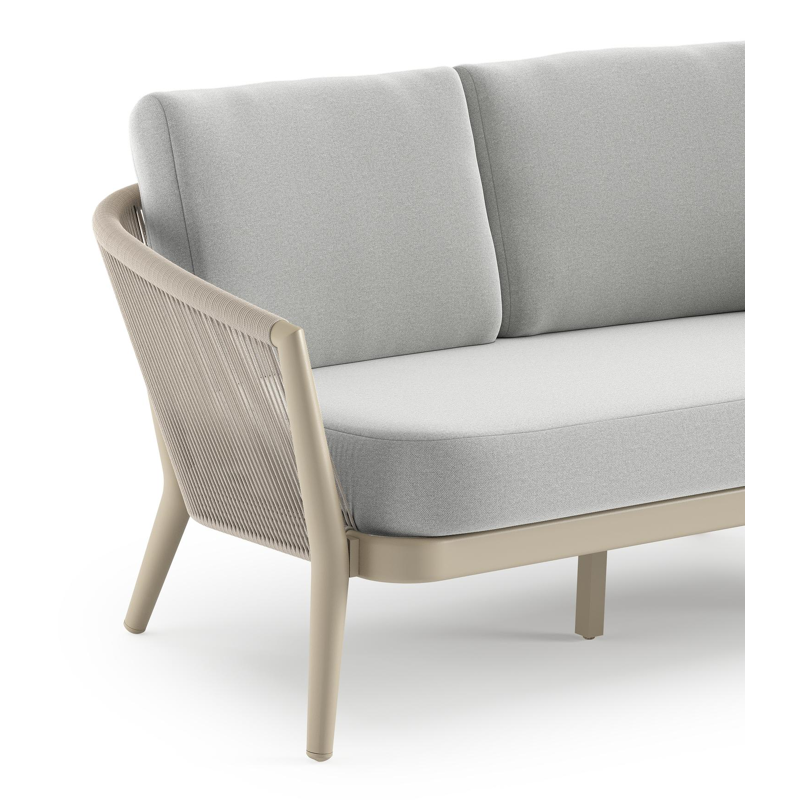Orso loungebank in beige aluminium en beige verticaal geweven ronde rope met Natte Grey Chine all weather sunbrella® luxe kussen