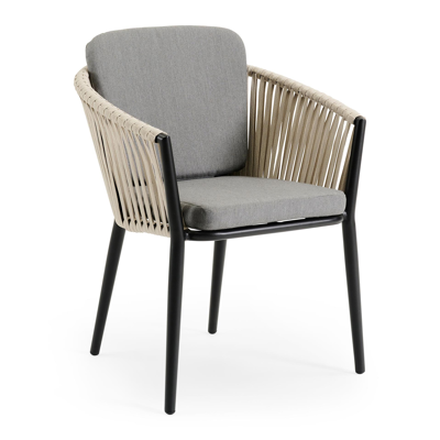 Chaise de jardin Orso en aluminium noir et corde platte tissée verticalement beige avec coussin en natte charcoal chine all weather sunbrella® luxe