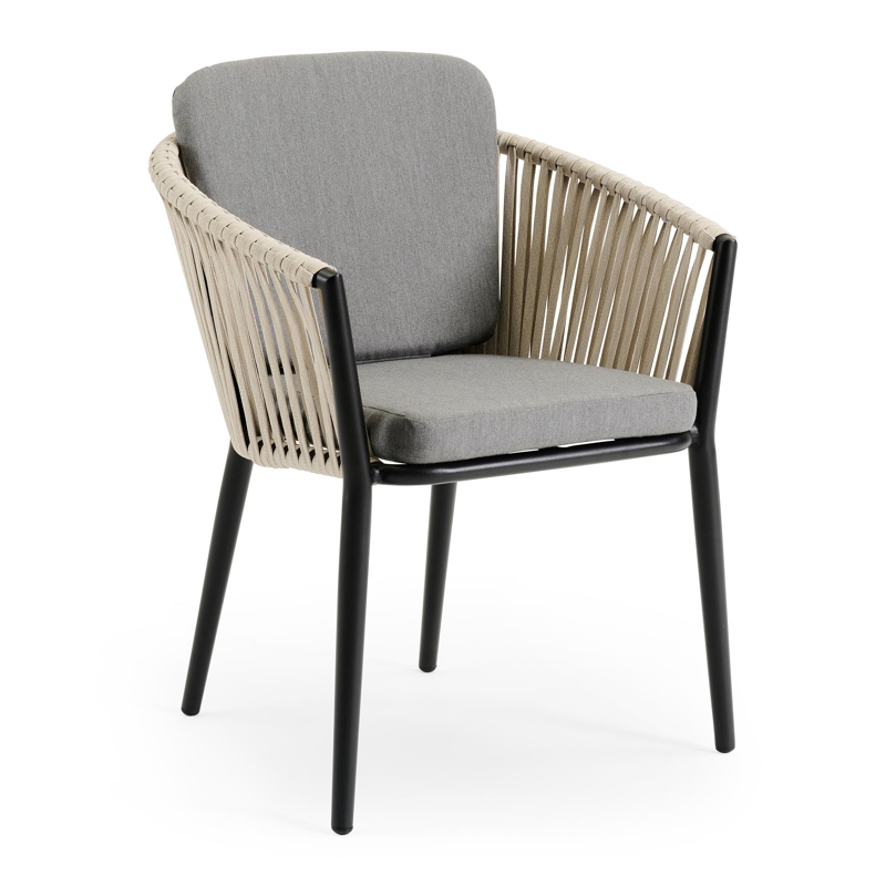 Chaise de jardin Orso en aluminium noir et corde platte tissée verticalement beige avec coussin en natte charcoal chine all weather sunbrella® luxe