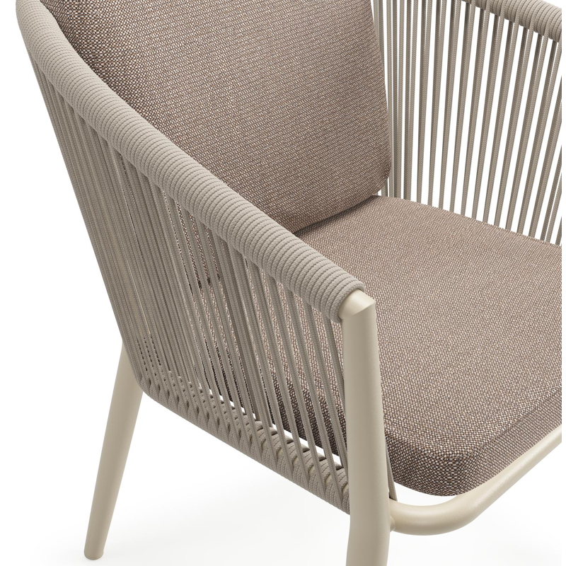 Orso tuinstoel in beige aluminium en beige verticaal geweven ronde rope met luxe zitkussen in All Weather Sunbrella® Luxe Savane Earth