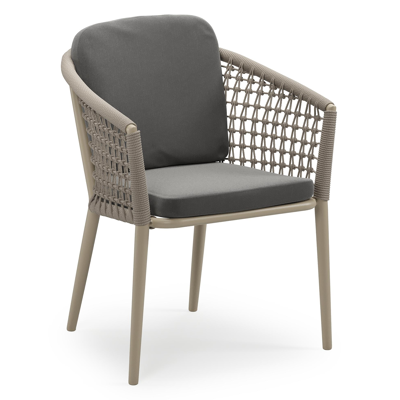 Orso stapelbare tuinstoel in beige aluminium en beige visnet geweven ronde rope met stoelkussen in All Weather Sunbrella® Luxe Natte Charcoal Chine