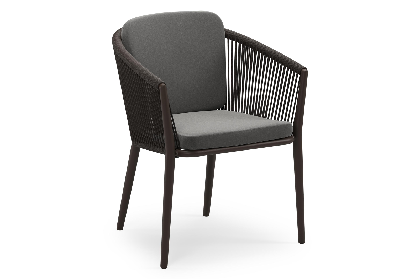 Orso stapelbare tuinstoel in donkerbruin aluminium en donkerbruin verticaal geweven ronde rope met stoelkussen in All Weather Sunbrella® Luxe Natte Charcoal Chine