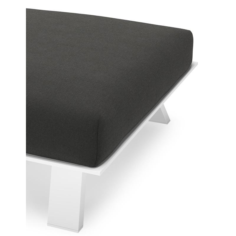 Cesano poef in wit aluminium met natte sooty all weather Sunbrella® luxe kussen