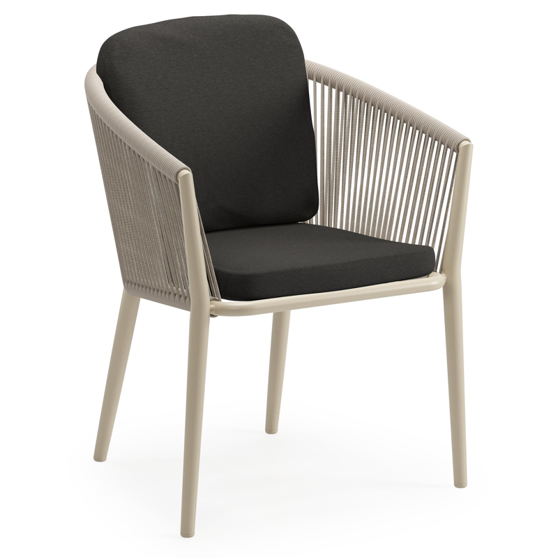 Orso tuinstoel in beige aluminium en beige verticaal geweven ronde rope met luxe zitkussen in All Weather Sunbrella® Luxe Heritage Char
