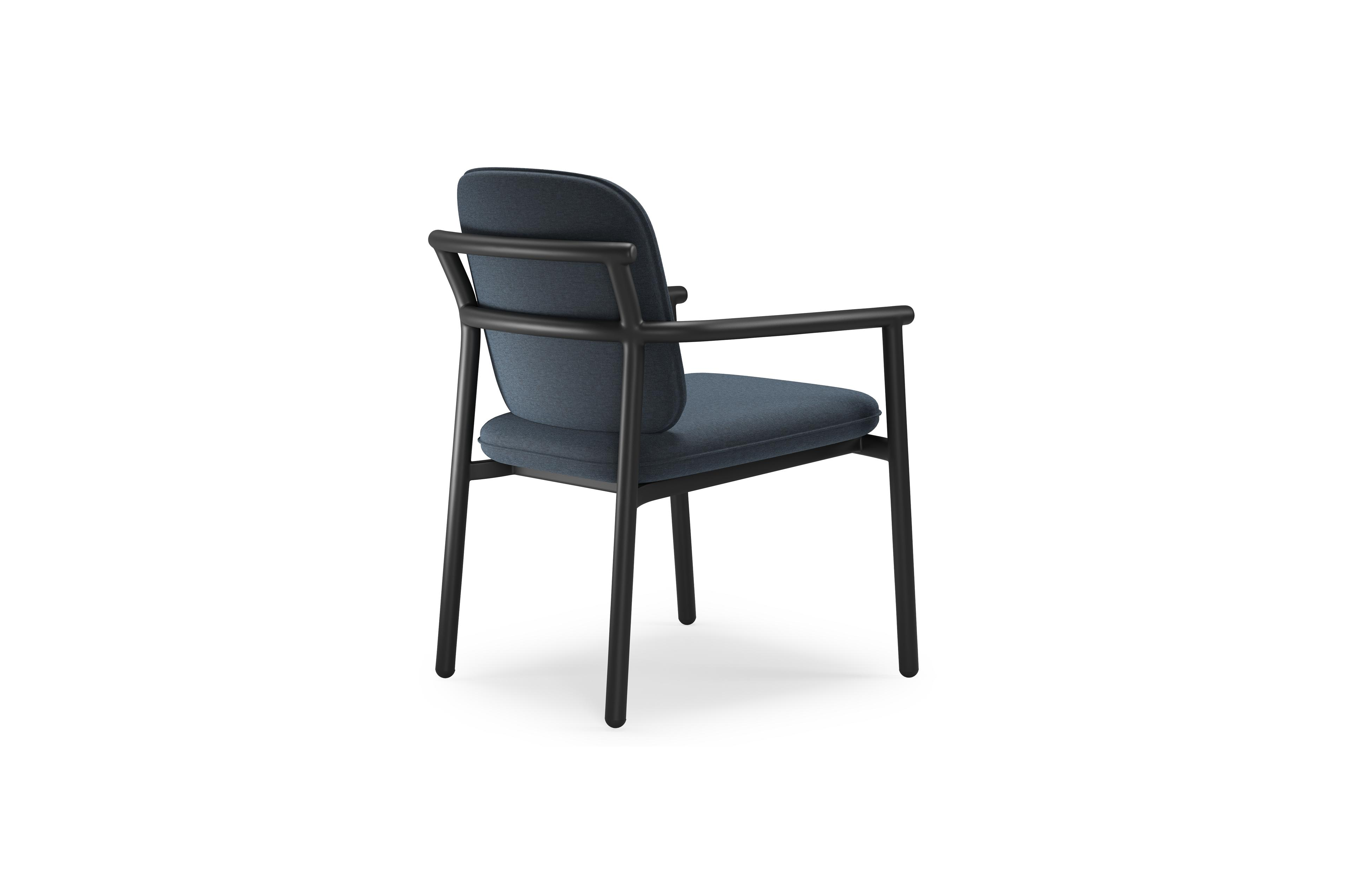 Bono stapelbare tuinstoel in zwart aluminium met stoelkussen in All Weather Sunbrella® Luxe Heritage Indigo