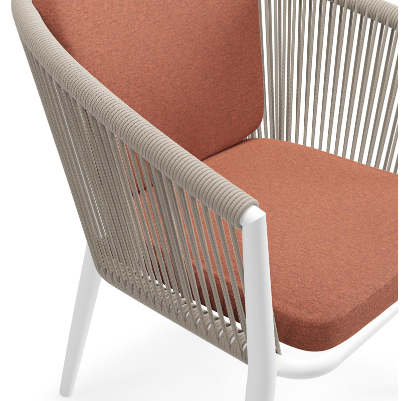 Orso tuinstoel in wit aluminium en beige verticaal geweven ronde rope met zitkussen in All Weather Sunbrella® Luxe Heritage Rust