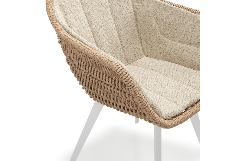 Pagino tuinstoel in wit aluminium en naturel ronde wicker met kussen in bora forest all weather cosytica