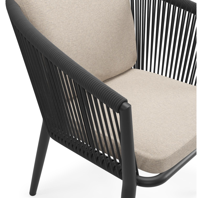 Orso tuinstoel in zwart aluminium en zwart verticaal geweven ronde rope met luxe zitkussen in All Weather Sunbrella® Luxe Heritage Ash