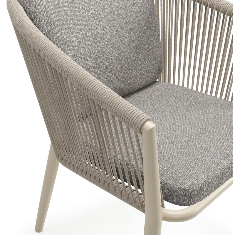 Orso tuinstoel in beige aluminium en beige verticaal geweven ronde rope met luxe zitkussen in All Weather Sunbrella® Luxe Tundra Charcoal