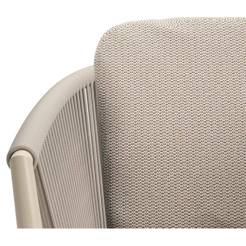 Orso tuinstoel in beige aluminium en beige verticaal geweven ronde rope met luxe zitkussen in All Weather Sunbrella® Luxe Lopi Fossil