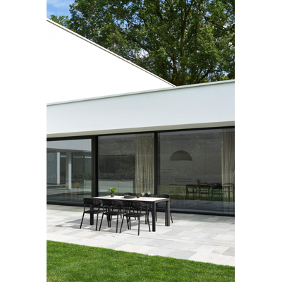 Madura tuinset in zwart aluminium en grijs volkeramiek tafelblad met 6 stapelbare Viaro tuinstoelen