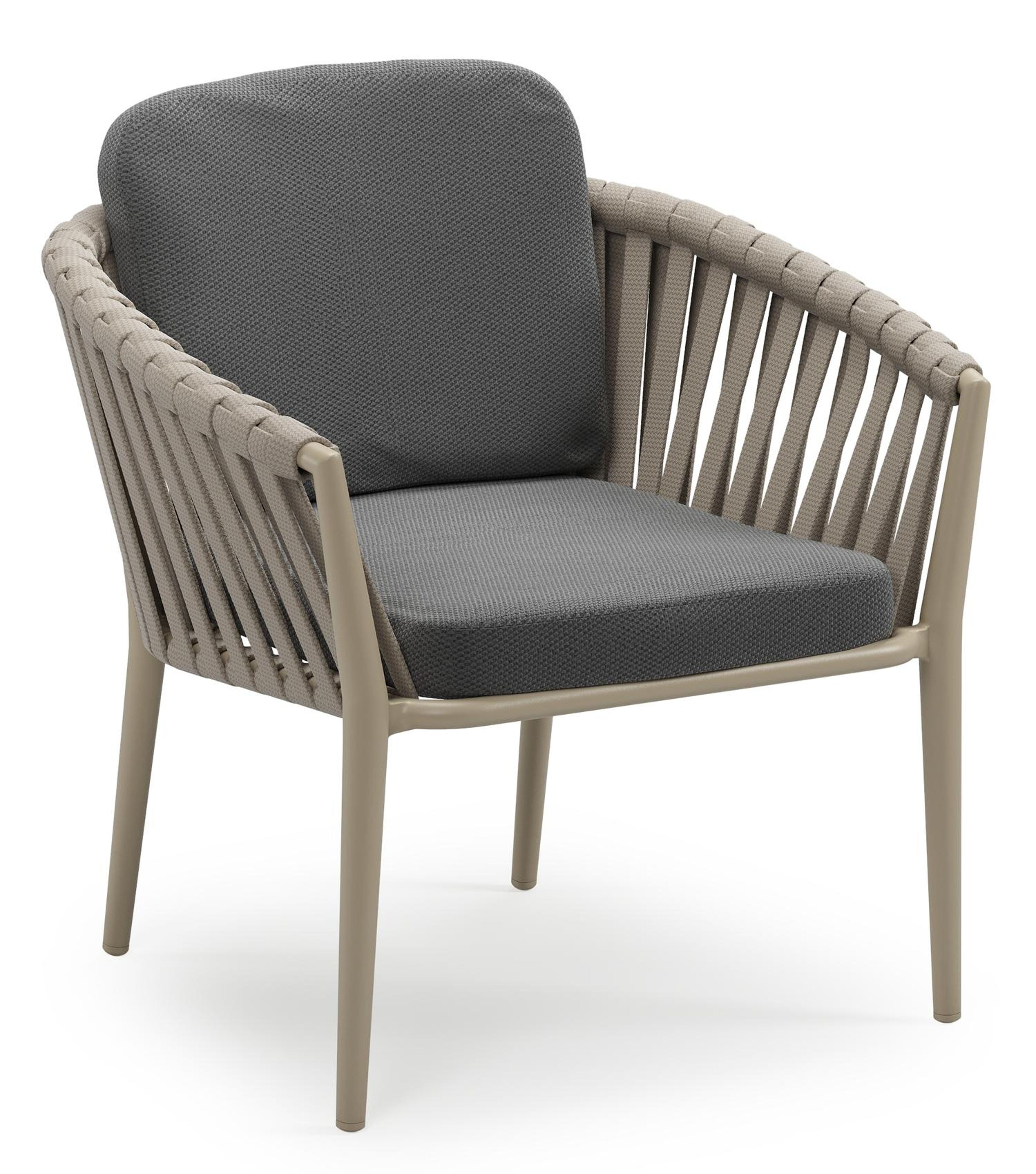 Orso low dining tuinstoel in beige aluminium en beige verticaal geweven luxe vlakke brede rope met stoelkussen in All Weather Sunbrella® Luxe Lopi Shadow