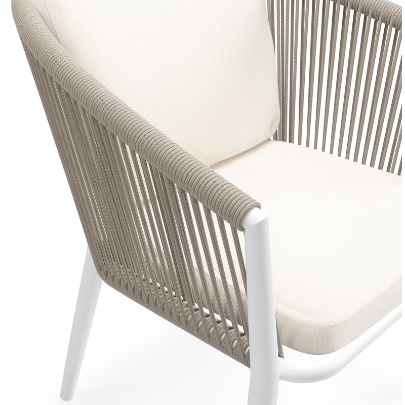 Orso tuinstoel in wit aluminium en beige verticaal geweven ronde rope met luxe zitkussen in All Weather Sunbrella® Luxe Lopi Snow