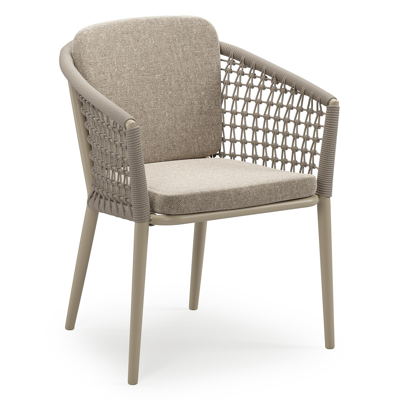 Orso stapelbare tuinstoel in beige aluminium en beige visnet geweven ronde rope met stoelkussen in All Weather Sunbrella® Luxe Chartres Pewter