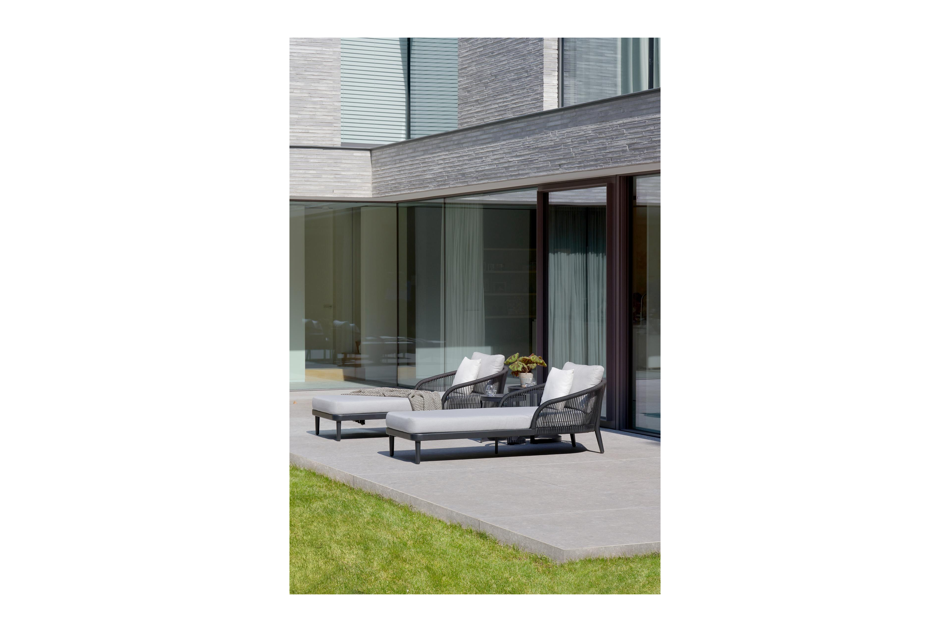 Enna bijzettafels in zwart aluminium - tafel 1: Dia. 44 x H 46 cm, tafel 2: Dia. 52 x H 52 cm