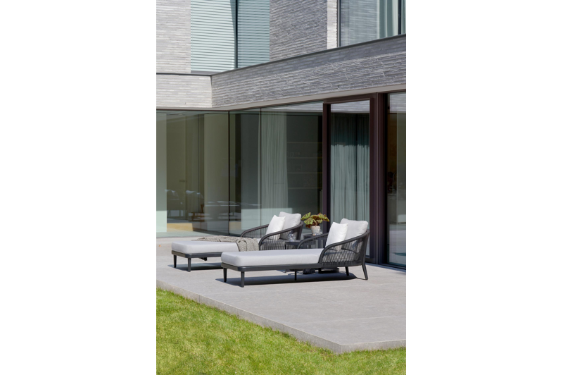 Enna bijzettafels in zwart aluminium - tafel 1: Dia. 44 x H 46 cm, tafel 2: Dia. 52 x H 52 cm