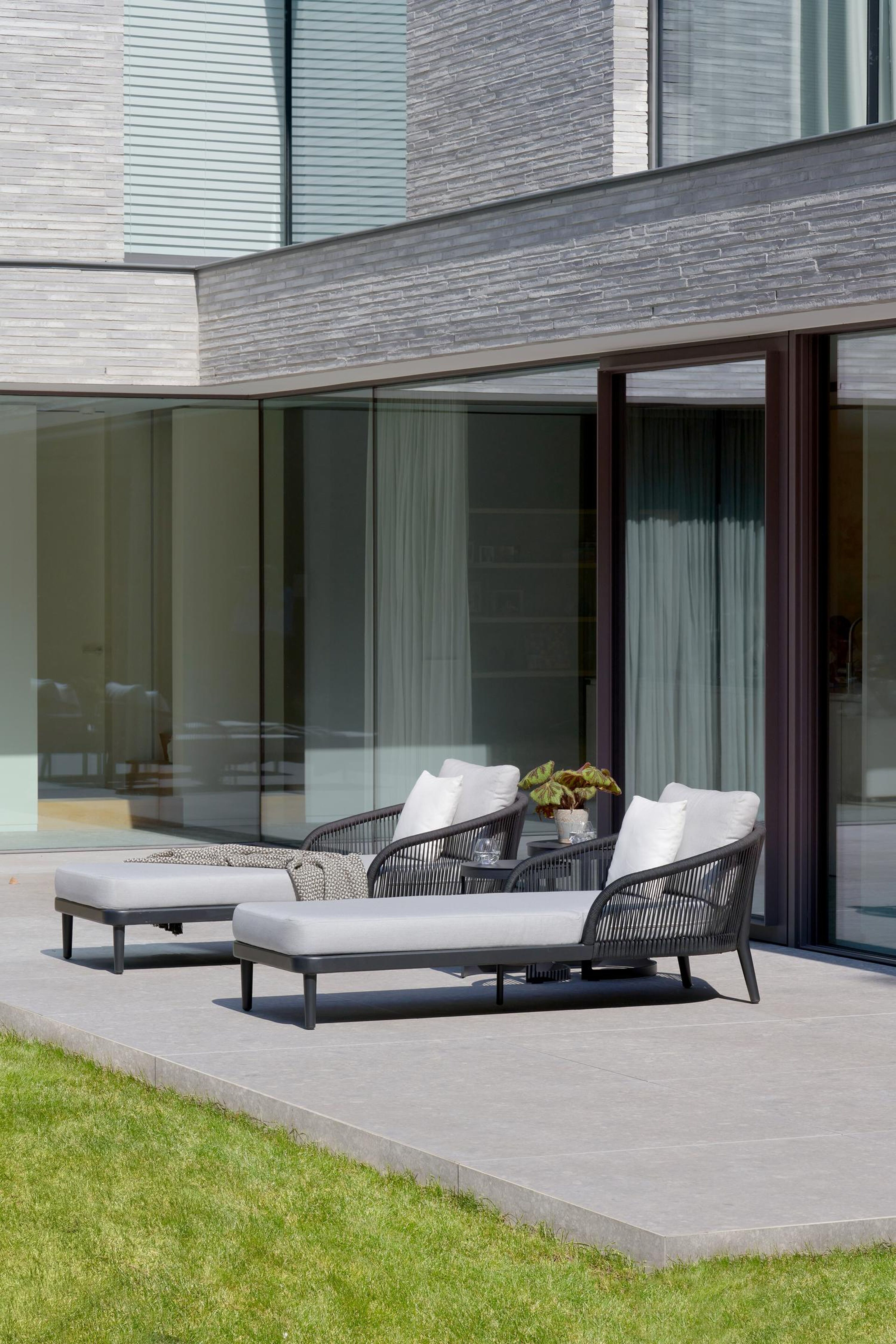 Tables d'appoint Enna en aluminium noir - table 1: Dia. 44 x H 46 cm, table 2: Dia. 52 x H 52 cm