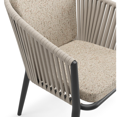 Orso tuinstoel in zwart aluminium en beige verticaal geweven vlakke rope met zitkussen in All Weather Cosytica Bora Jungle