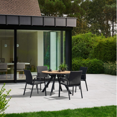Viaro tuinset in zwart aluminium en colour finish teak tafelblad met 4 stapelbare Madura tuinstoelen