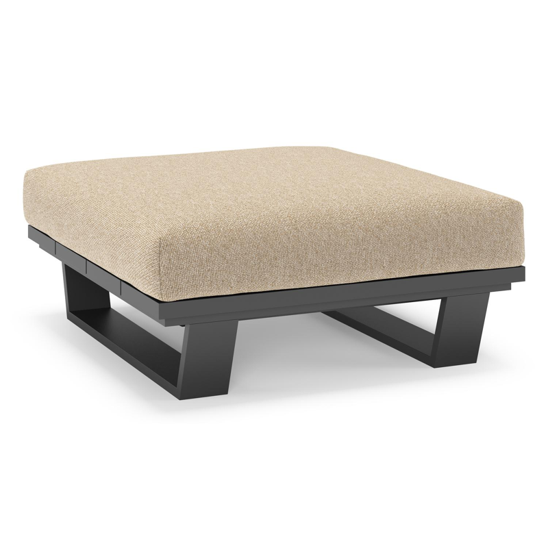 Pouf Pagino en aluminium noir et coussins en all weather cosytica madagascar oak
