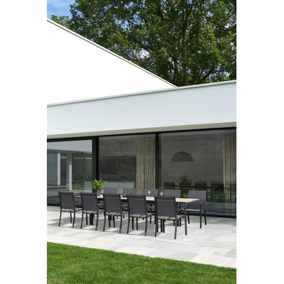 Aspra tuinset met verlengbare tafel in zwart aluminium en grijs volkeramiek op glas tafelblad met 10 stapelbare Calobra tuinstoelen