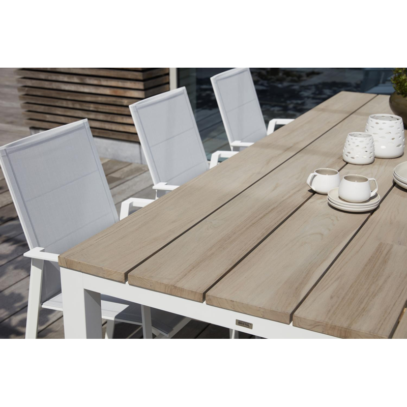 Como tuintafel in wit aluminium met tafelblad in teak - L 240 x B 100 cm