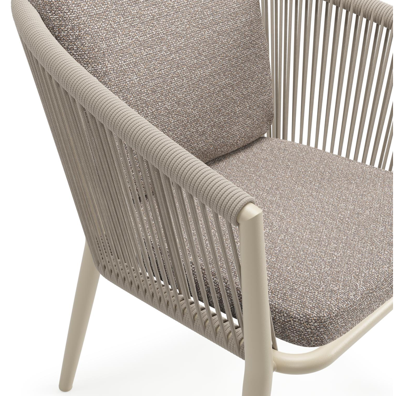 Orso tuinstoel in beige aluminium en beige verticaal geweven ronde rope met luxe zitkussen in All Weather Sunbrella® Luxe Wander Manioc