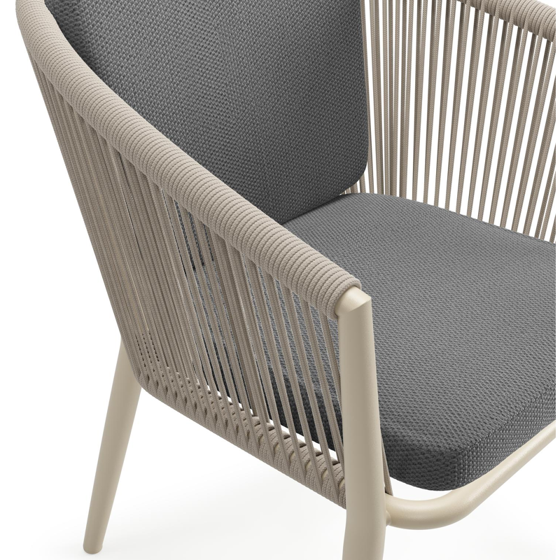 Orso tuinstoel in beige aluminium en beige verticaal geweven ronde rope met zitkussen in All Weather Sunbrella® Luxe Lopi Shadow