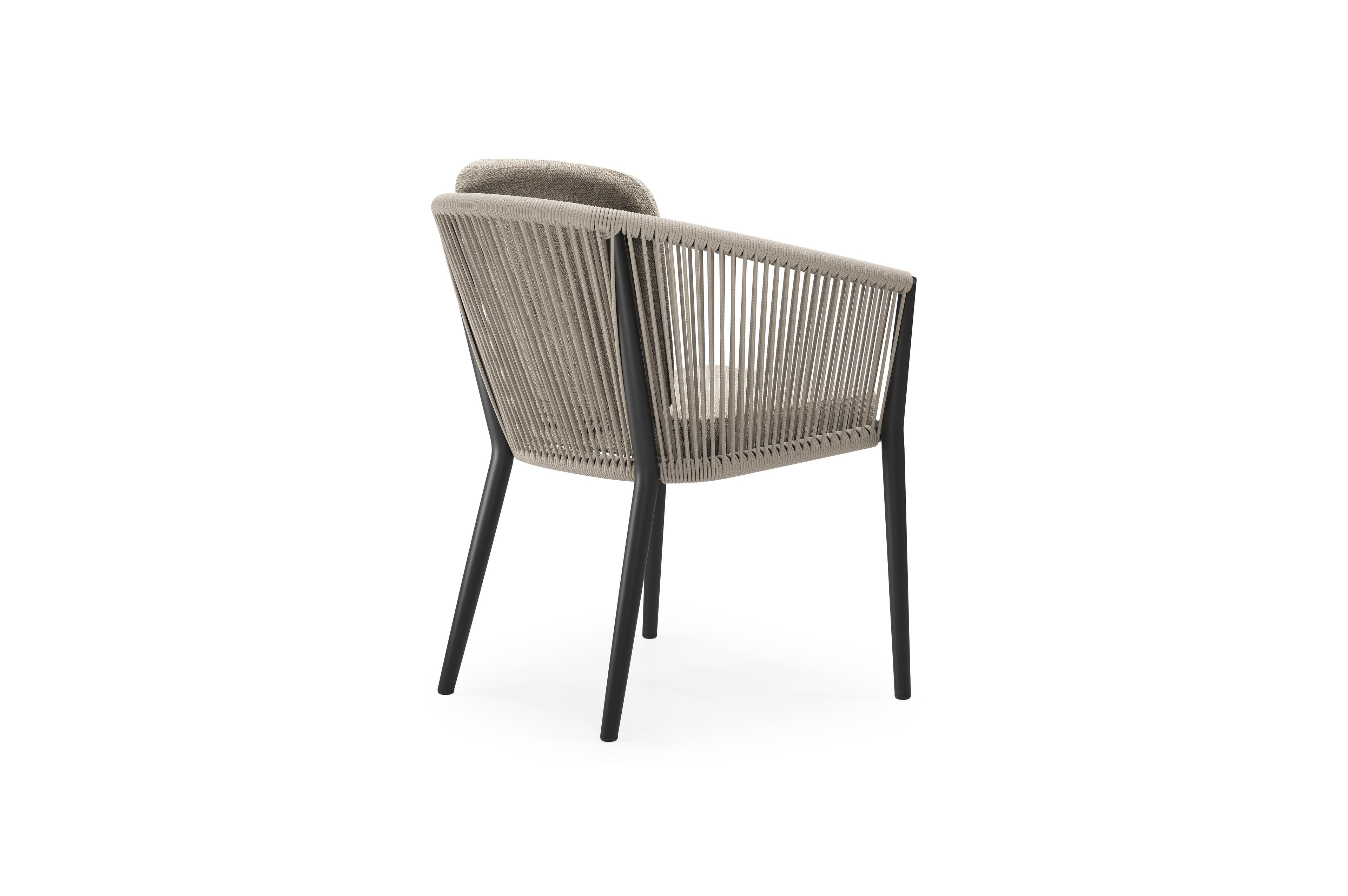 Orso tuinstoel in zwart aluminium en beige verticaal geweven ronde rope met zitkussen in All Weather Sunbrella® Luxe Chartres Pewter