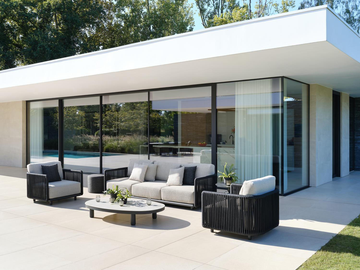 Organo loungeset in zwart aluminium en zwart verticaal geweven luxe vlakke rope met chartres sooty all weather sunbrella® luxe kussens
