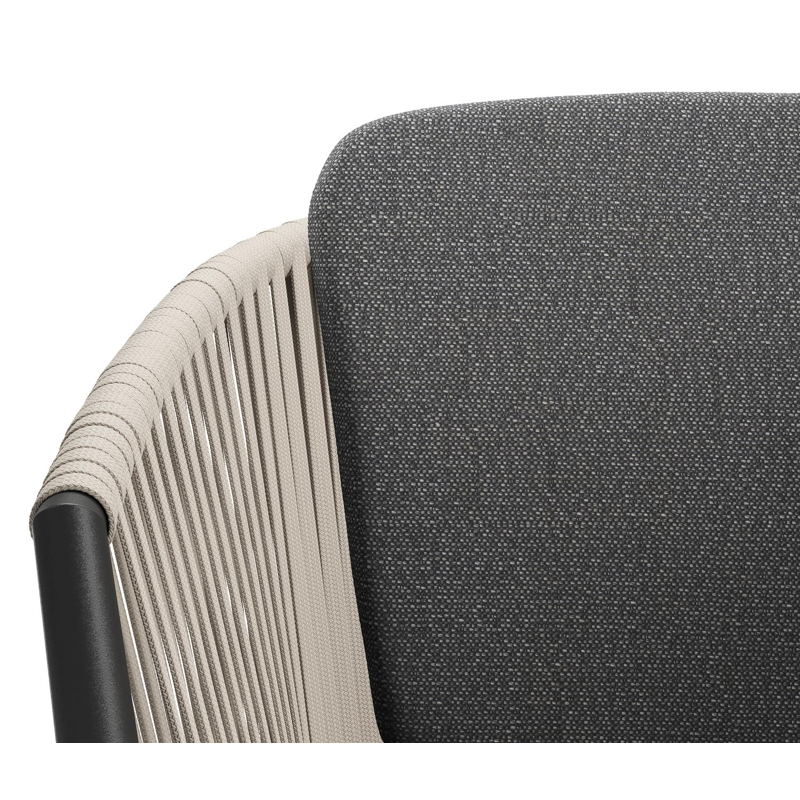 Orso tuinstoel in zwart aluminium en beige verticaal geweven vlakke rope met kussen in savane tornado all weather sunbrella® luxe