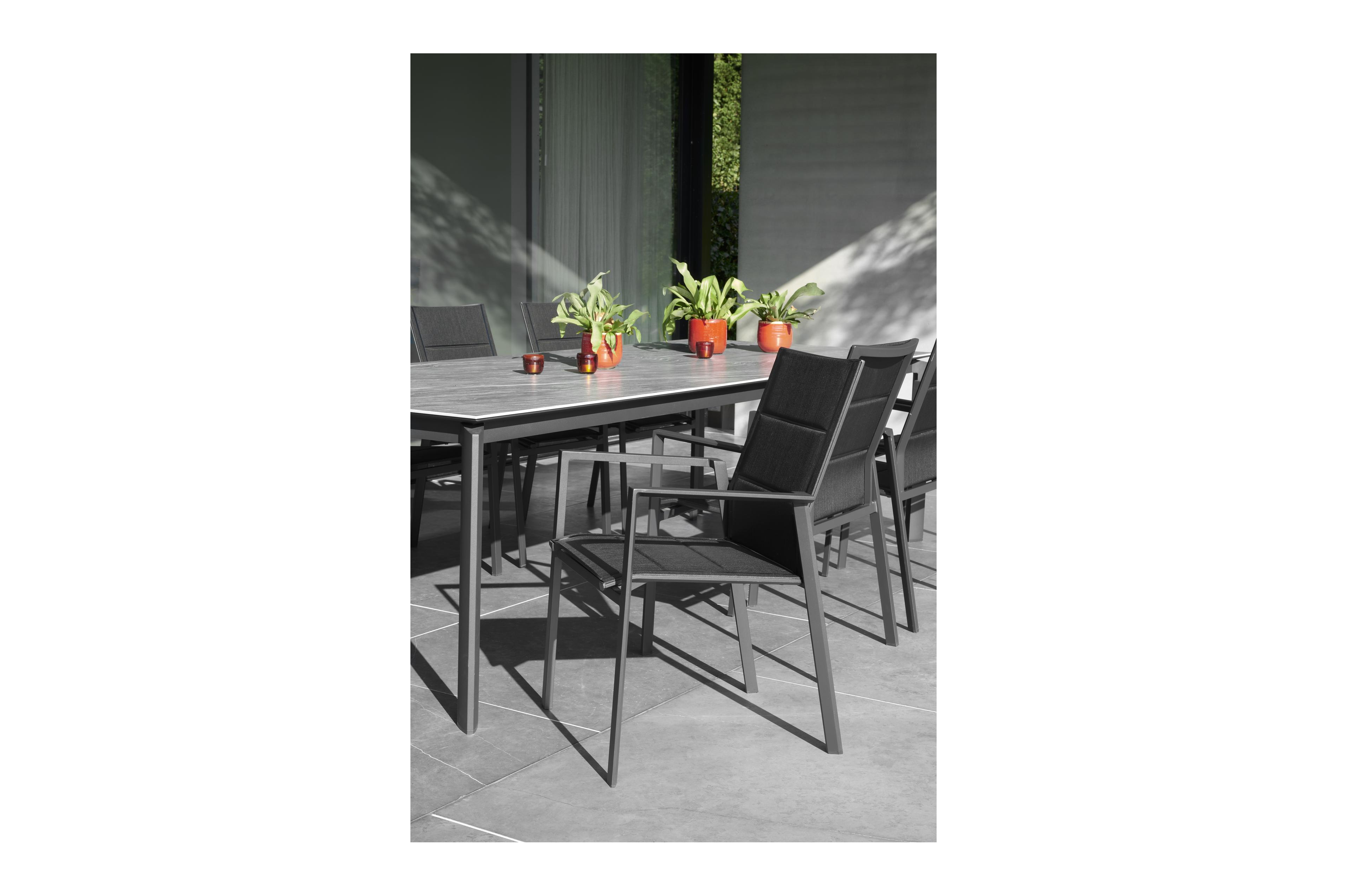 Cirello stapelbare tuinstoel in zwart aluminium en zwart comfort textilene