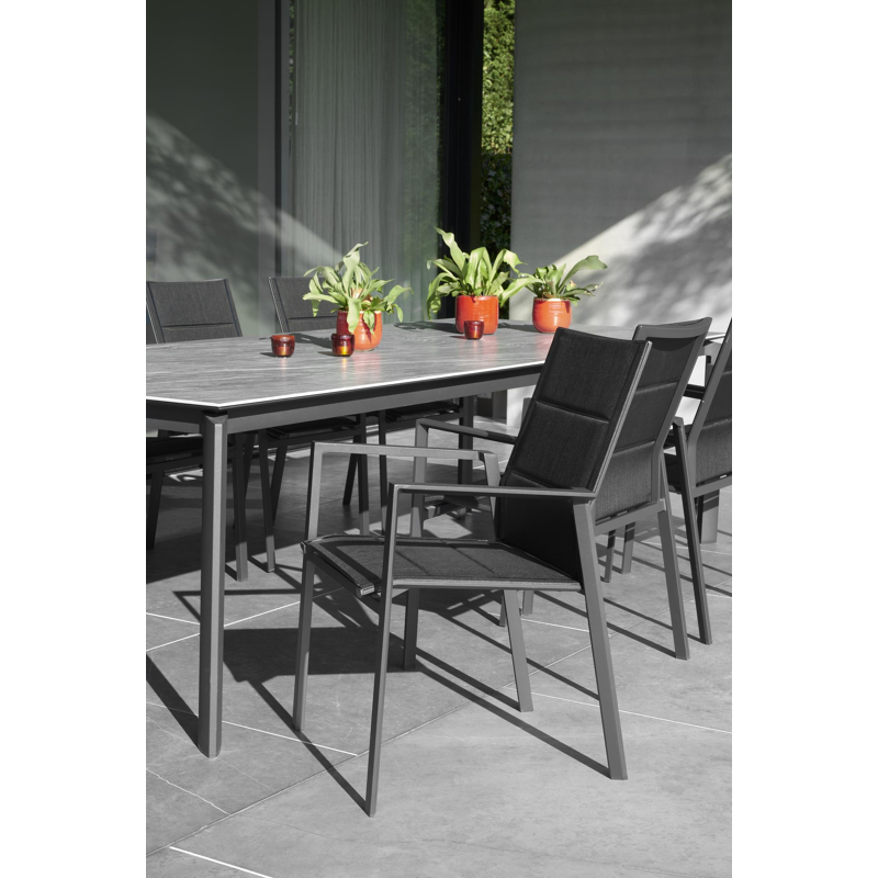 Cirello stapelbare tuinstoel in zwart aluminium en zwart comfort textilene
