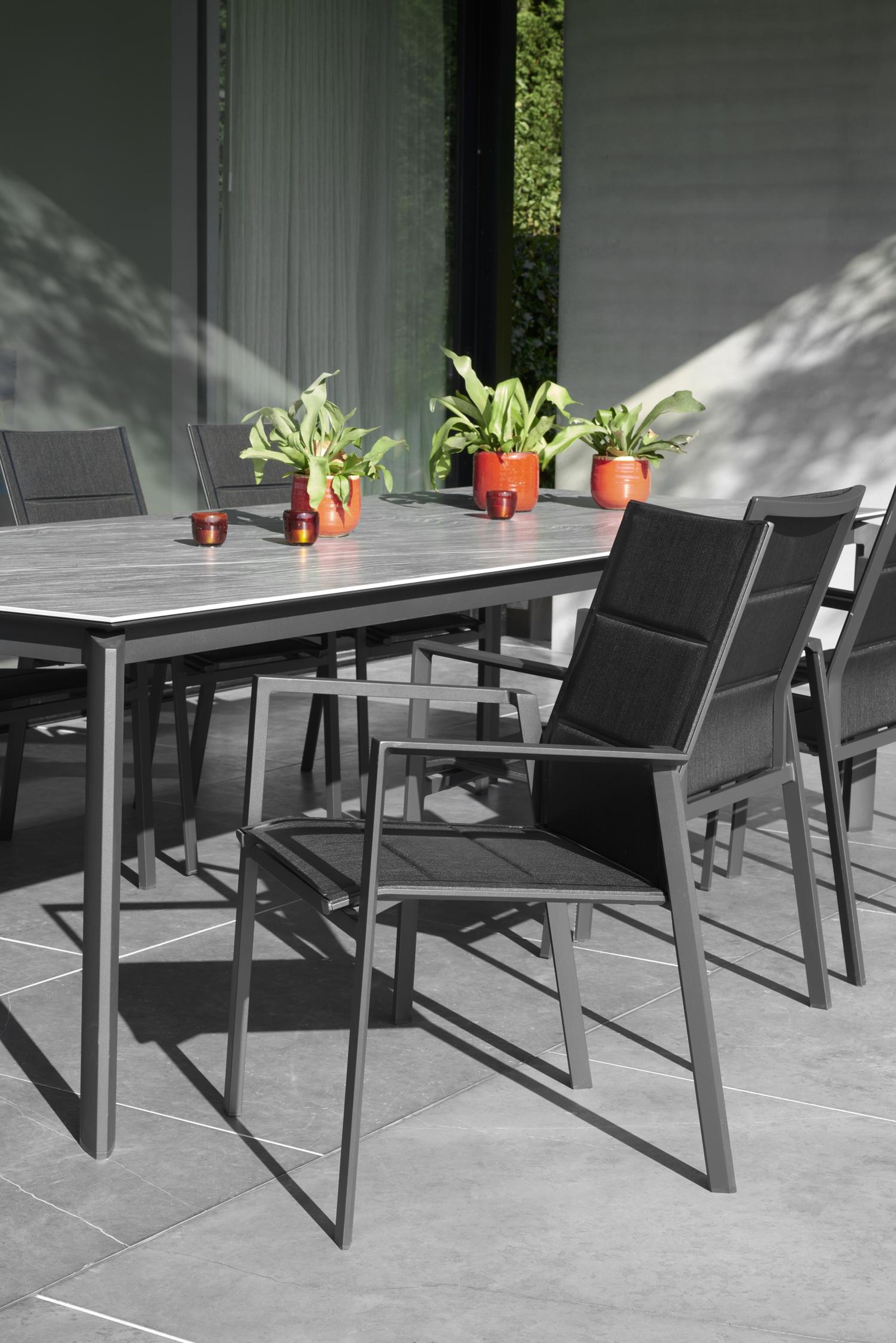 Cirello stapelbare tuinstoel in zwart aluminium en zwart comfort textilene