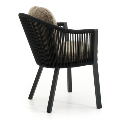 Nano tuinstoel in zwart aluminium en zwart verticaal geweven ronde rope met kussen in madagascar burch all weather cosytica