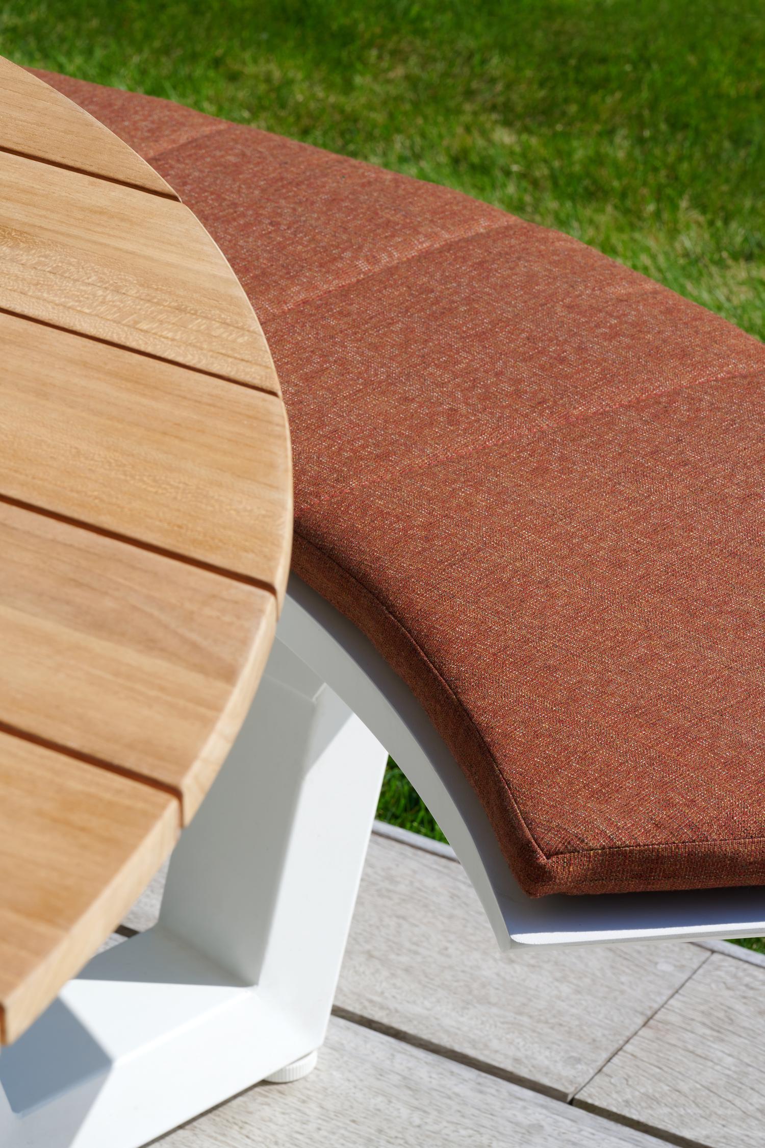 Rondino picknicktafel in wit aluminium en teak tafelblad - Ø 236 x H 71,5 cm