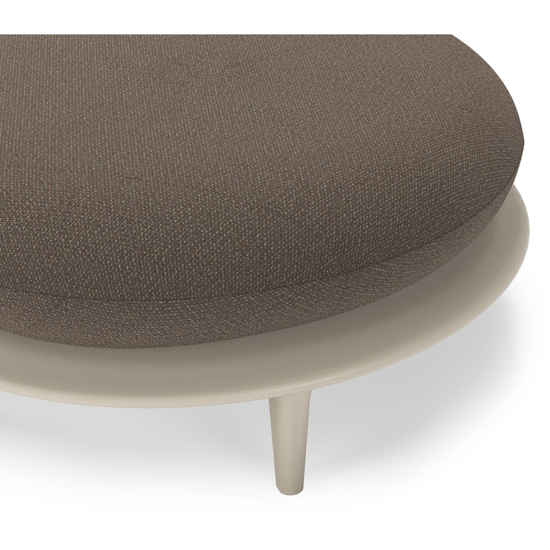 Bomero poef in beige aluminium met lopi coconut all weather sunbrella® luxe kussen