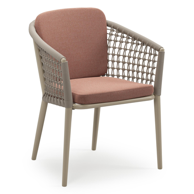 Orso stapelbare tuinstoel in beige aluminium en beige visnet geweven ronde rope met stoelkussen in All Weather Sunbrella® Luxe Savane Rust
