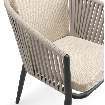 Orso tuinstoel in zwart aluminium en beige verticaal geweven vlakke rope met zitkussen in All Weather Cosytica Althea Chalk