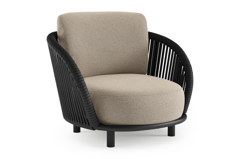 Lupino loungestoel in zwart aluminium en zwart verticaal geweven luxe vlakke brede rope met marbella beige all weather cosytica kussen