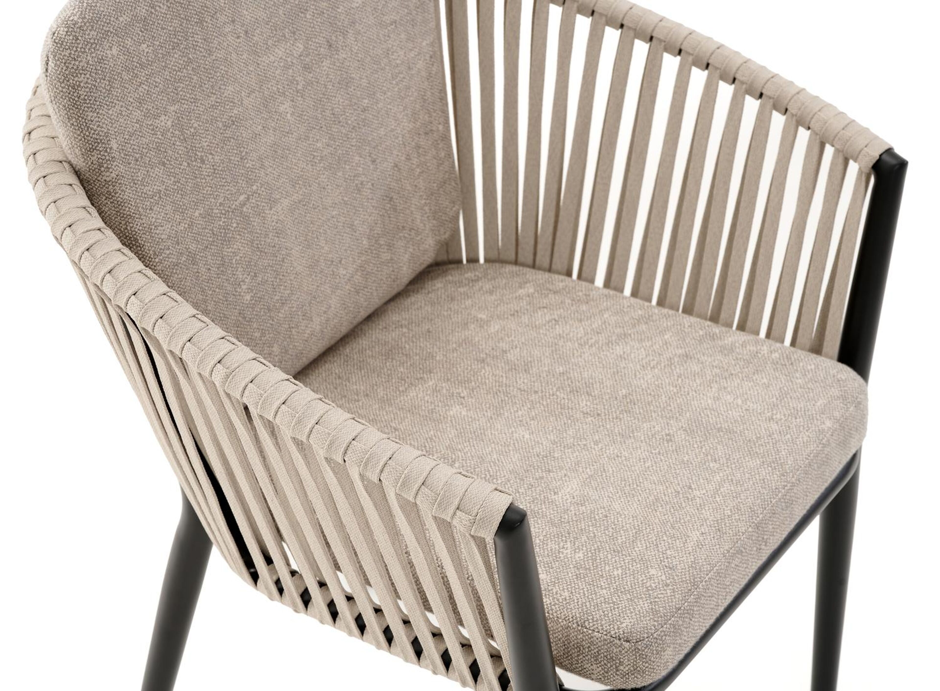 Orso tuinstoel in zwart aluminium en beige verticaal geweven rope met kussen in chartres pewter all weather sunbrella® luxe