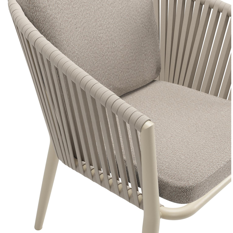 Chaise de jardin Orso en aluminium beige et corde plate tissée verticalement beige avec coussin luxe en All Weather Sunbrella® Luxe Savane Coconut