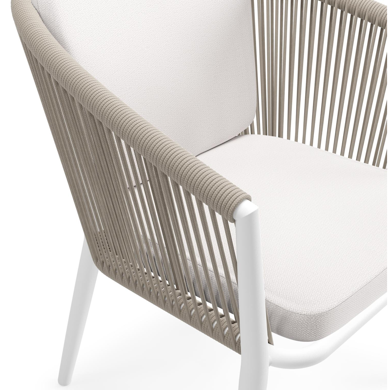 Orso tuinstoel in wit aluminium en beige verticaal geweven ronde rope met zitkussen in All Weather Sunbrella® Luxe Savane Whisper