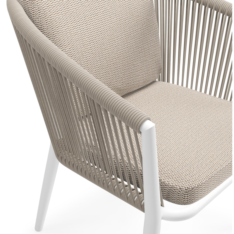 Orso tuinstoel in wit aluminium en beige verticaal geweven ronde rope met luxe zitkussen in All Weather Sunbrella® Luxe Lopi Fossil