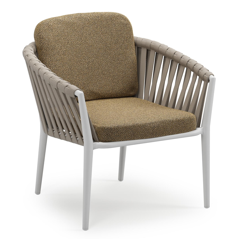 Orso low dining tuinstoel in wit aluminium en beige verticaal geweven luxe vlakke brede rope met stoelkussen in All Weather Cosytica Madagascar Walnut